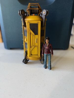2004 Dr Who Yellow Pit Lift Shaft Elevator Capsule & Martha Jones