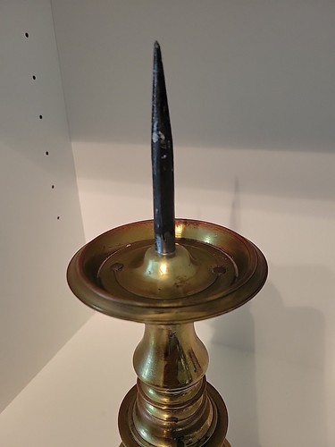 Candelabro de latón colonial Williamsburg Geddy Foundry Spike Max Rieg firmado de colección - Imagen 9 de 24