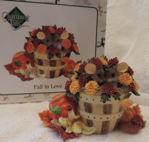NIB Enesco Charming Tails "FALL IN LOVE" MICE IN BASKET W/ AUTUMN FLOWERS LOOK