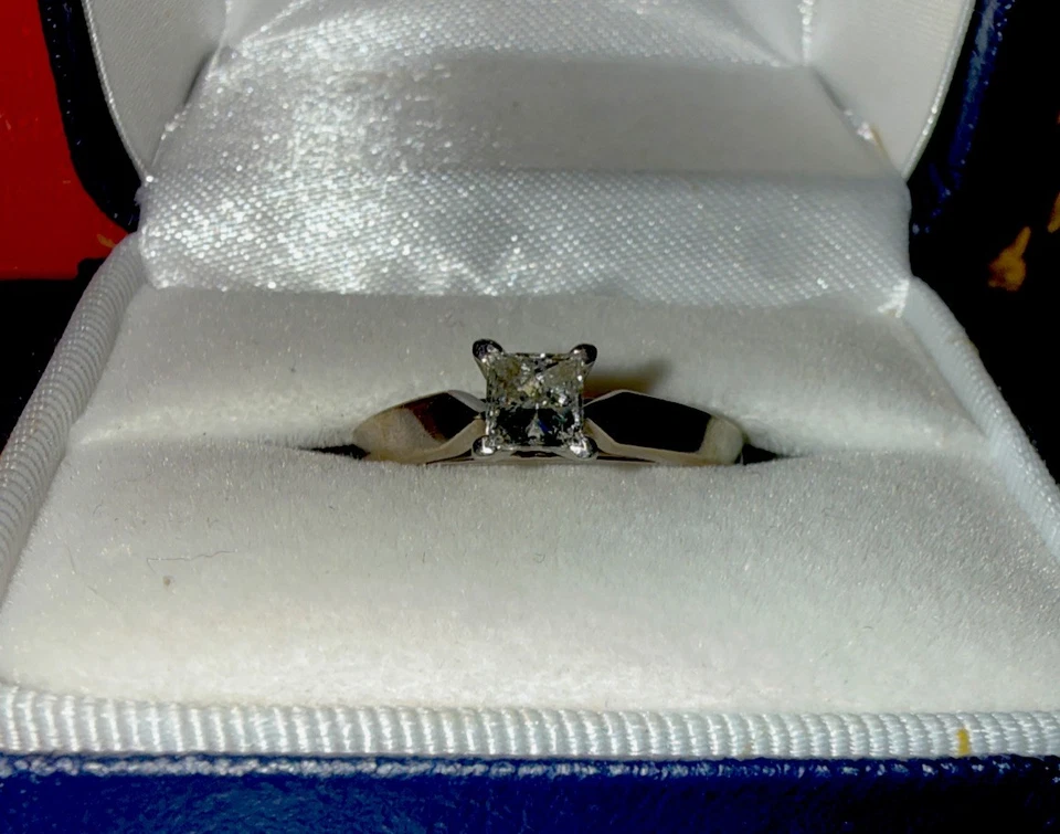 Anillo de oro blanco de 14 quilates corte princesa de 0,43 quilates (ajuste de platino) talla 7,5 Foto 3 de 3