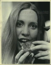 Press Photo Actress Biting Apple in "Apple Tree" Play - sap37927