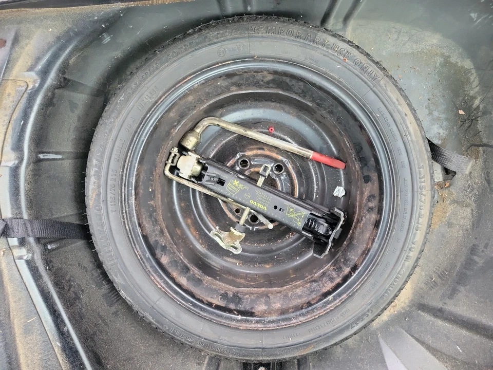 Pneu de roda sobressalente Volvo V70R S70 V70 T115/70 R15 90M fabricante de equipamento original 9127261 com macaco e ferramenta - Imagem 2 de 4