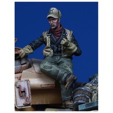 Darius Miniatures 1/35 Tanker Smoking A Pipe
