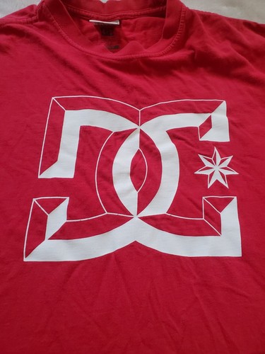 Camiseta DC Shoes Mediana Colección Dyrdek Roja - Imagen 2 de 10