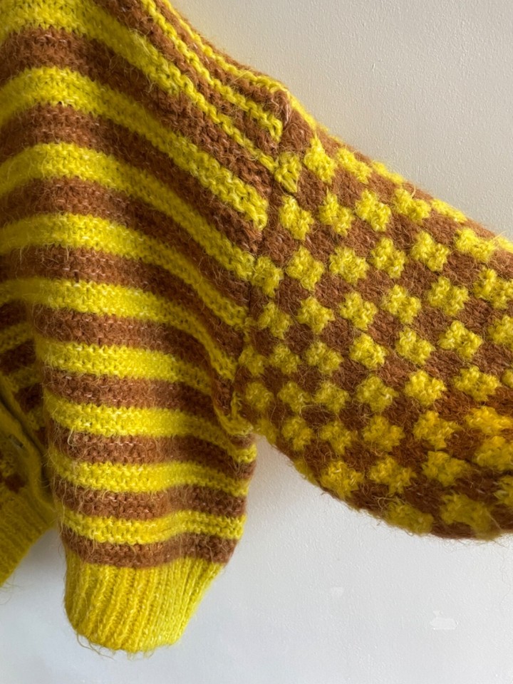 ZARA. Size M/L. Stunning, loose, fluffy cardigan. Short body, long