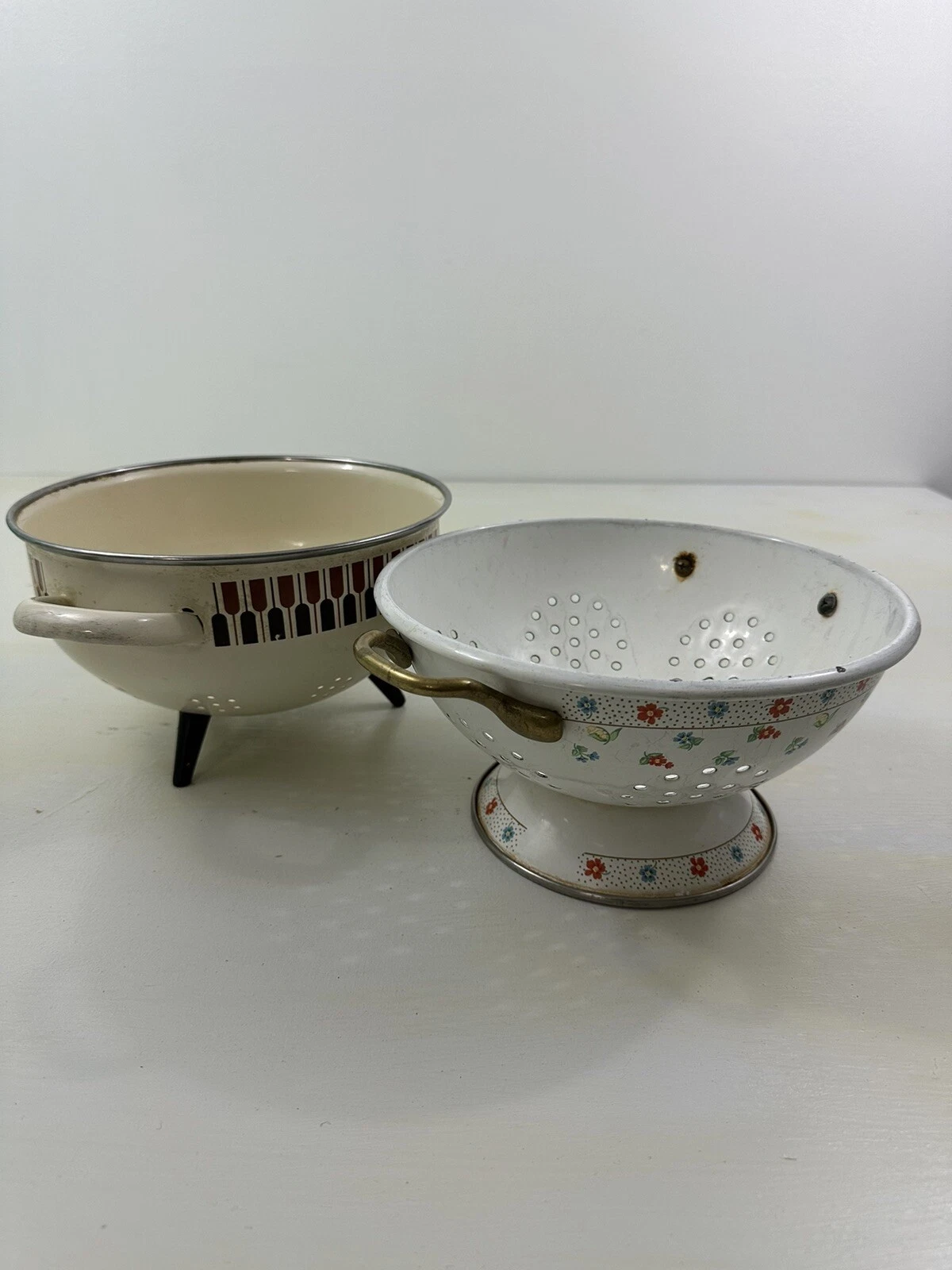 Lot Of 2 MCM Colanders Vtg MONETA Enamel Geometric STRAINER Kamenstein Floral
Opens in a new window