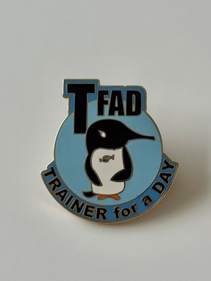 SeaWorld Orlando Pinguin T-Fad Trainer For A Day Pin Anstecker selten