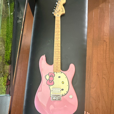 Squier Hello Kitty Pink Solid Body 6-String Electric Guitar Maple Neck RH