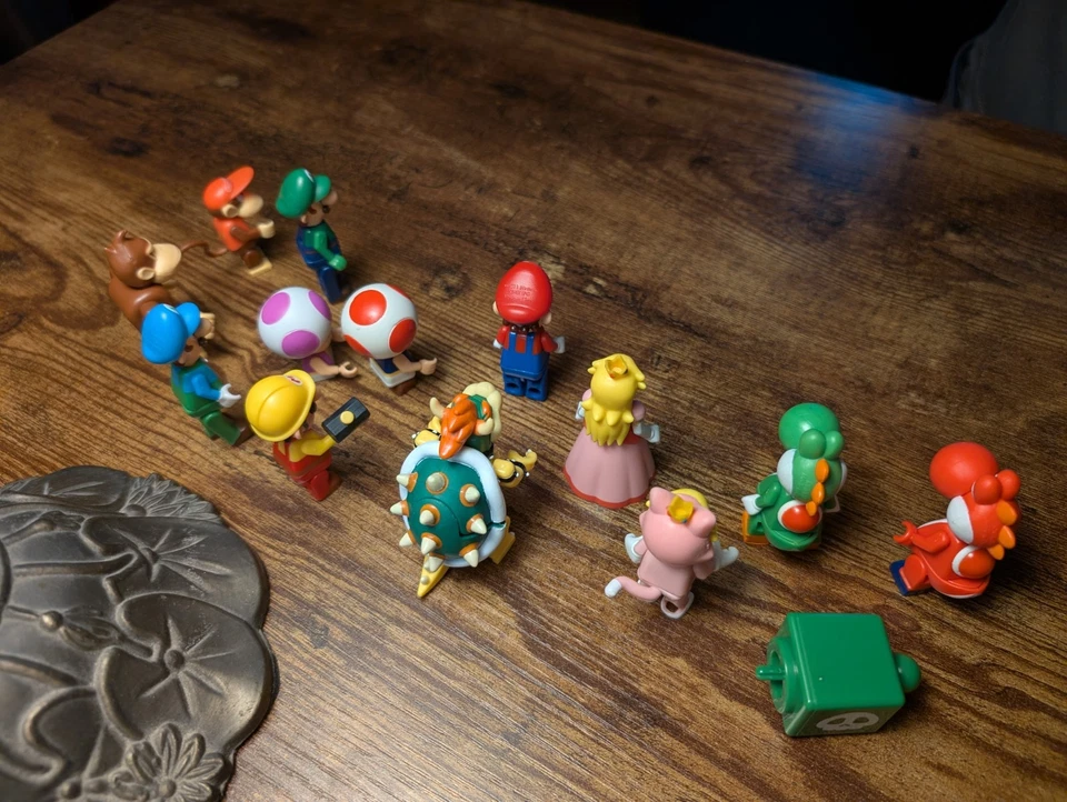 K’NEX Super Mario Lot 13 Figures Luigi Toad Yoshi Donkey Peach Bowser Diddy Kong - Image 2 of 4