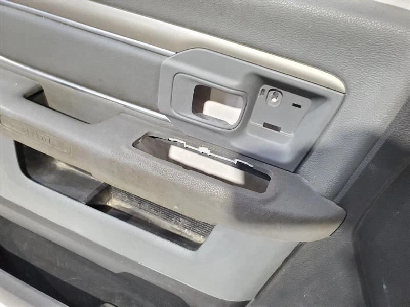 前左内门装饰面板轻微损坏见图片原始设备制造商 17 道奇 Ram 3500 — 第 3/4 张图片