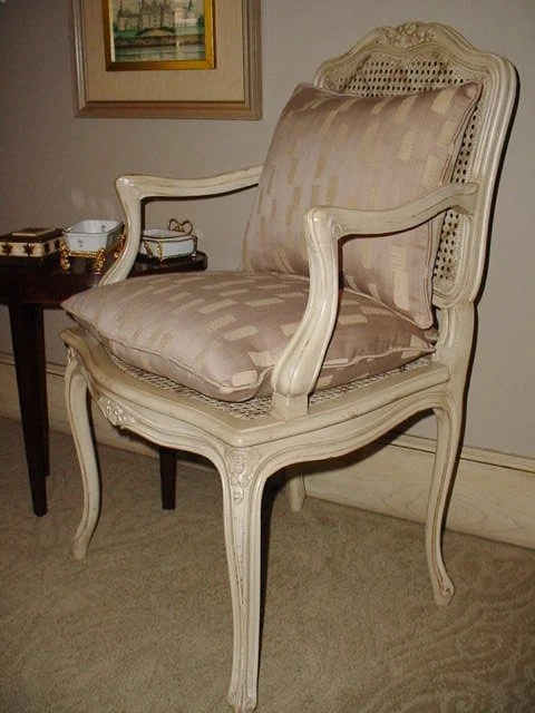 ITALIAN HOLLYWOOD REGENCY WHITE CANE CARVED BEDROOM DESK LIVING ROOM CHAIR - Image 3 of 4