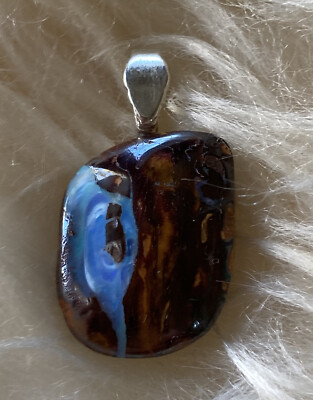 13,12 ct natürlicher australischer Boulder Opal mit blauem Fenster Anhänger