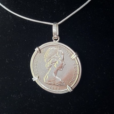 NEW ZEALAND 1973 50 CENTS ENDEAVOUR COIN PENDANT WITH STERLING SILVER BEZEL