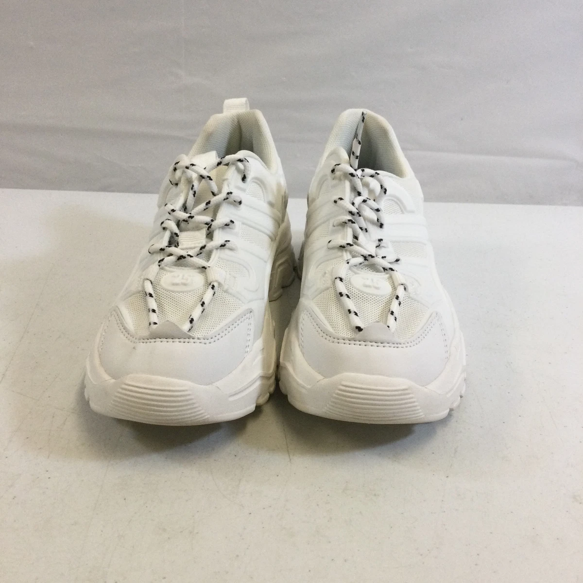 Ladies white top skechers size 6