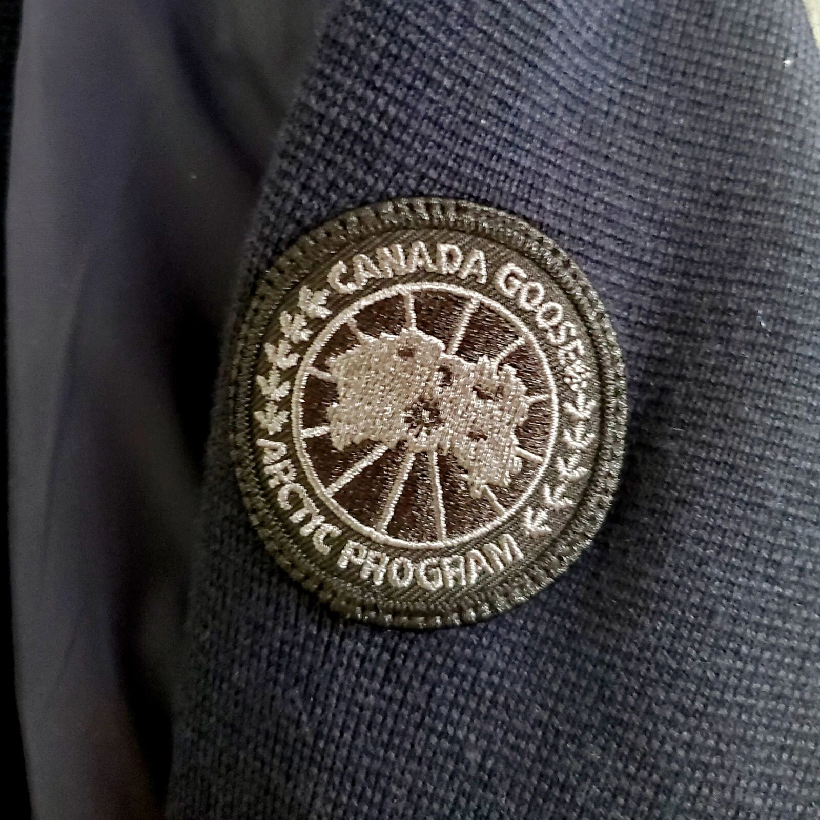 Felpa con cappuccio ponte a vento autentica Canada Goose donna lana lavorata a maglia blu navy etichetta nera