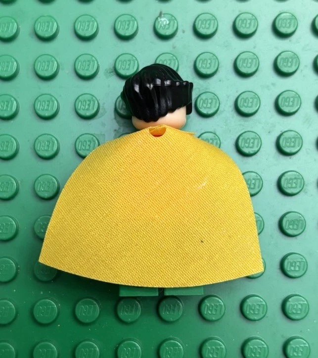LEGO Robin Minifigure - 7783 DC Batman I - Batcave: Penguin Freeze Invasion - Image 2 of 2