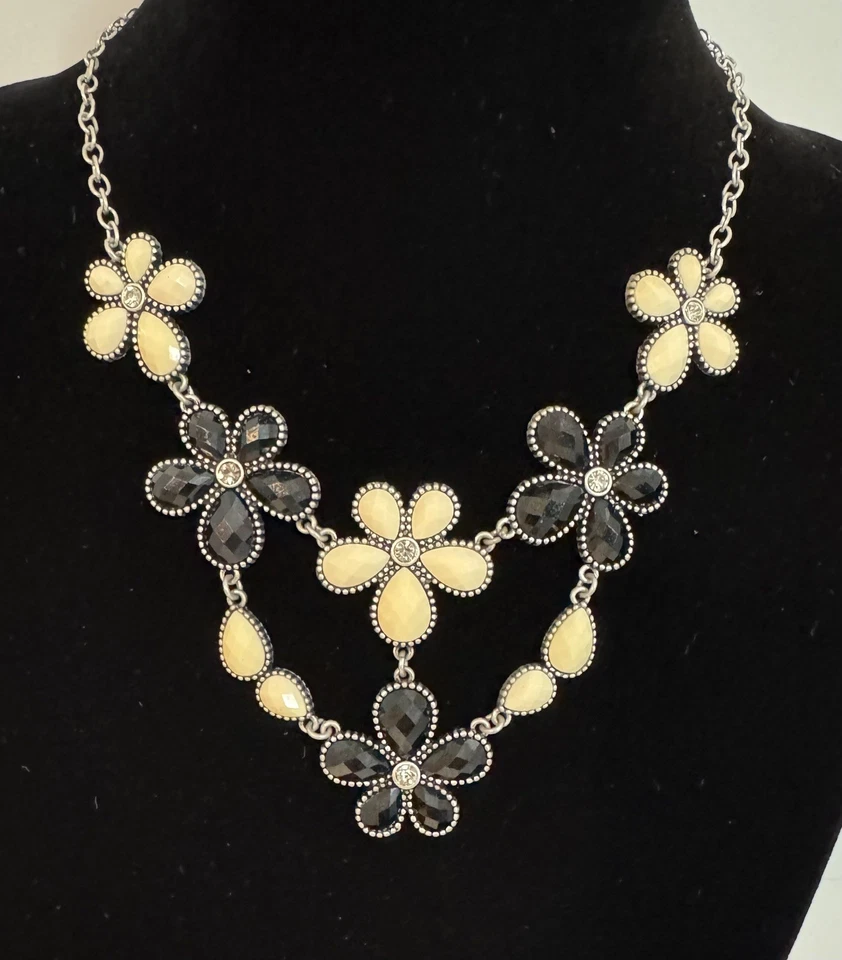 Conjunto de pendientes pulsera collar flor estrás crema negro Premier Designs Foto 2 de 4