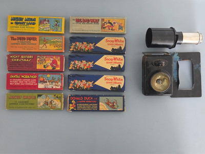 Original Disney Magic Lantern Dias verpackt um 1930 x 10 verschiedene Sets + Laterne