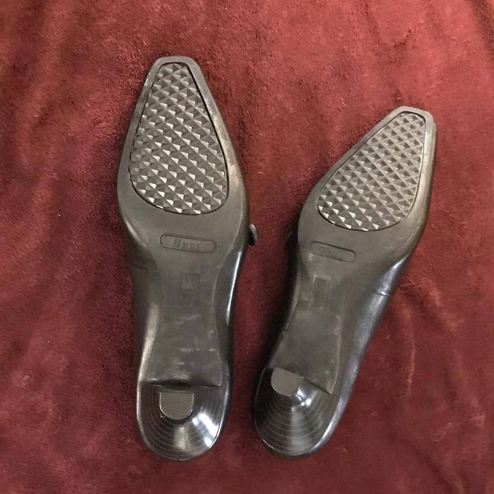 Bass Flex Woman’s Pump Shoes Size 7 1/2 Black W/Strap New! - Image 2 of 4