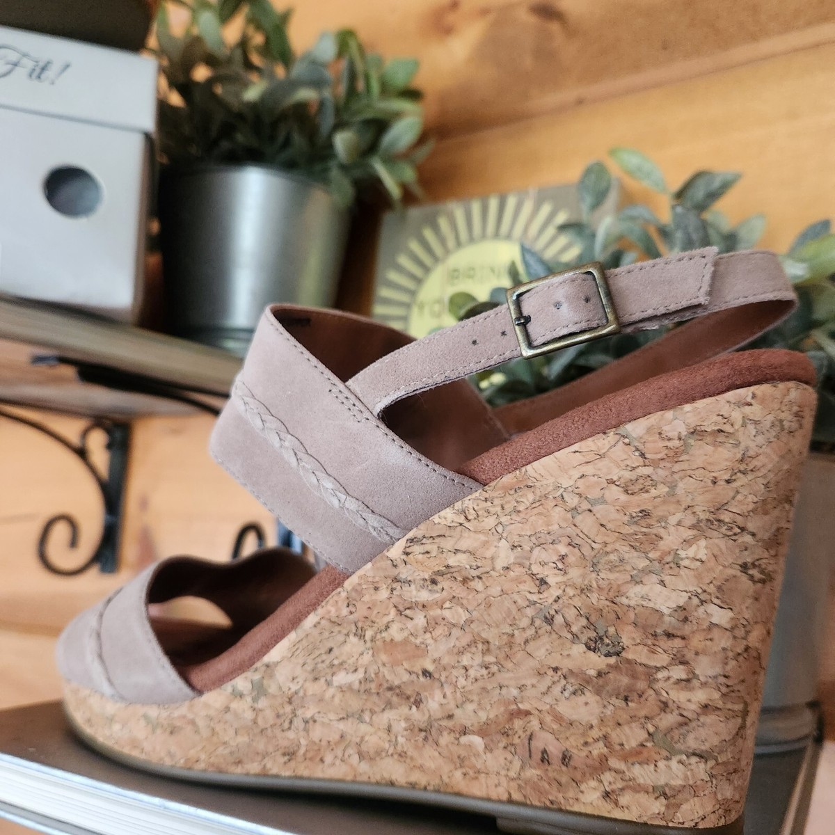 バイオレット Fitzwell Brown Tan Leather Thong Sandals Gold Buckle Accent