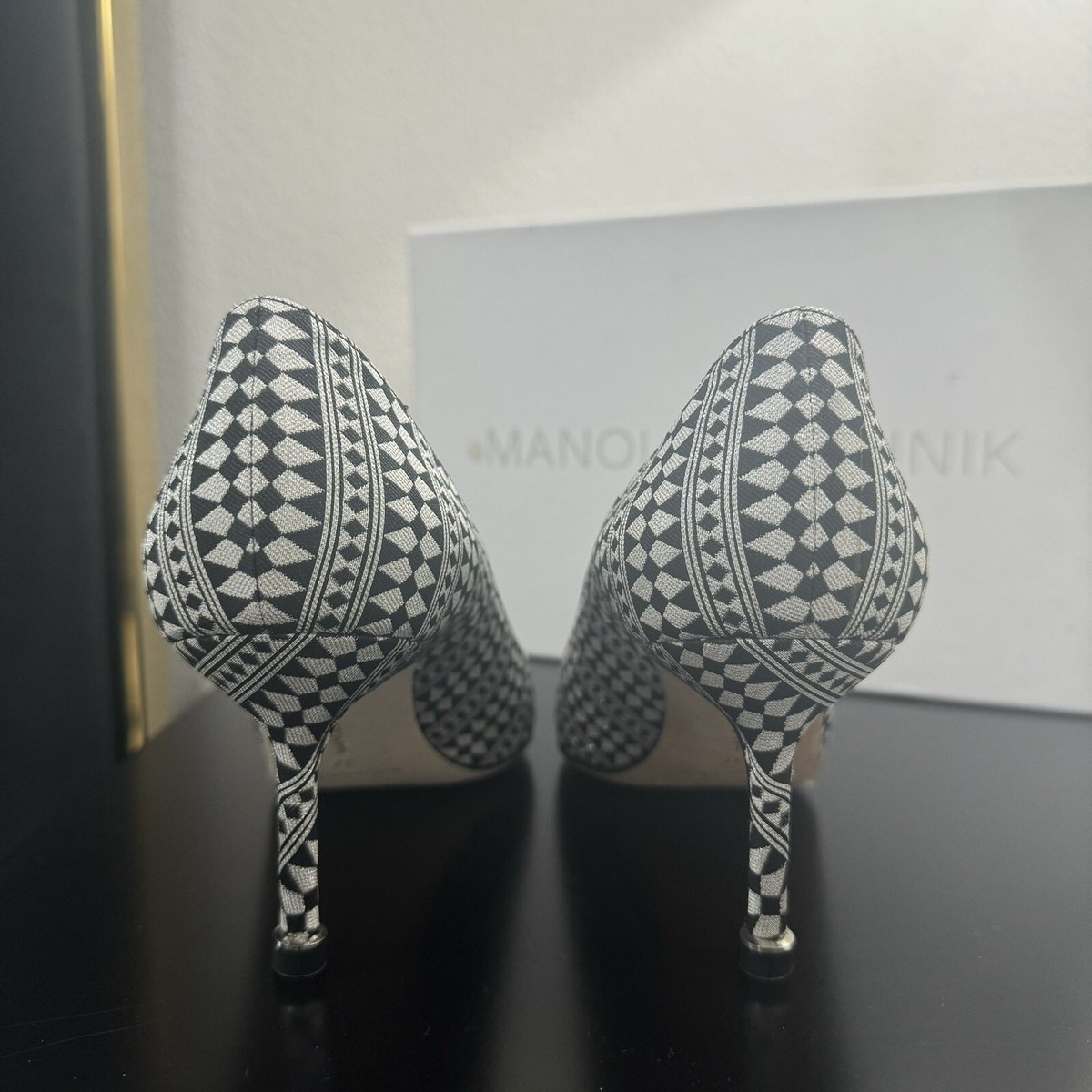 【MANOLO BLAHNIK】在庫わずか☆Hangisi70パンプス クリスタル付 MANOLO BLAHNIK Hangisi 70 crystal-embellished satin pumps