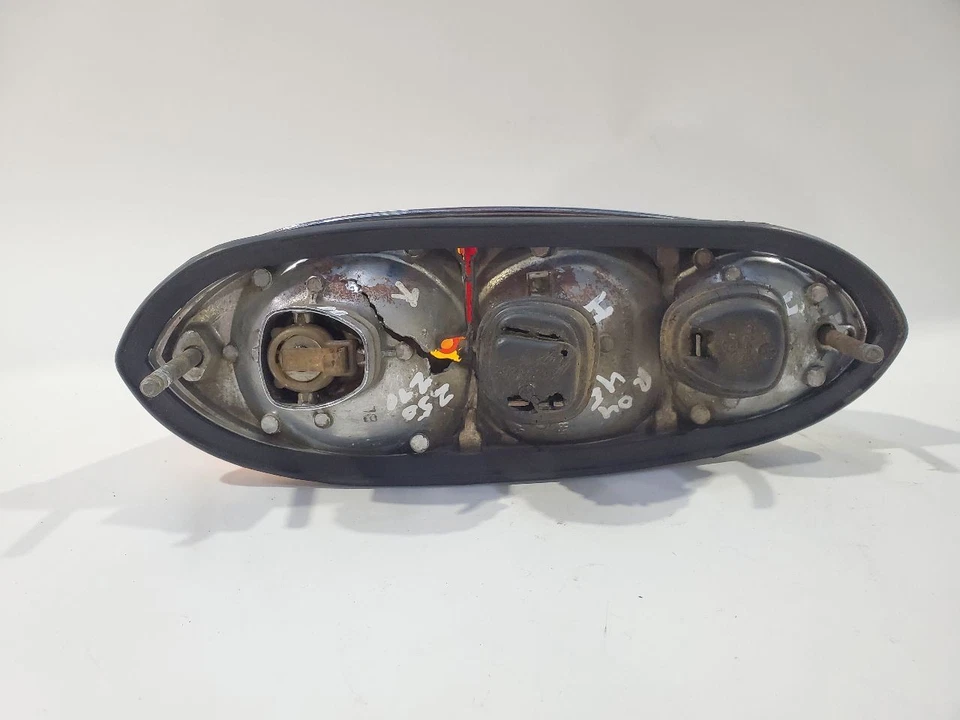 Volkswagen Karmann Ghia 1600 1970 1971 luz trasera OEM tiene grietas en la parte trasera  Foto 3 de 4