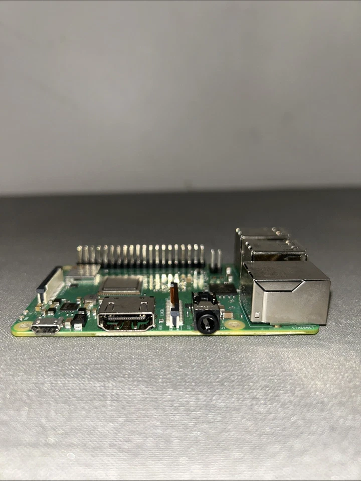Raspberry Pi 3 Model B (1GB RAM) Single Board Desktop - Image 2 of 3