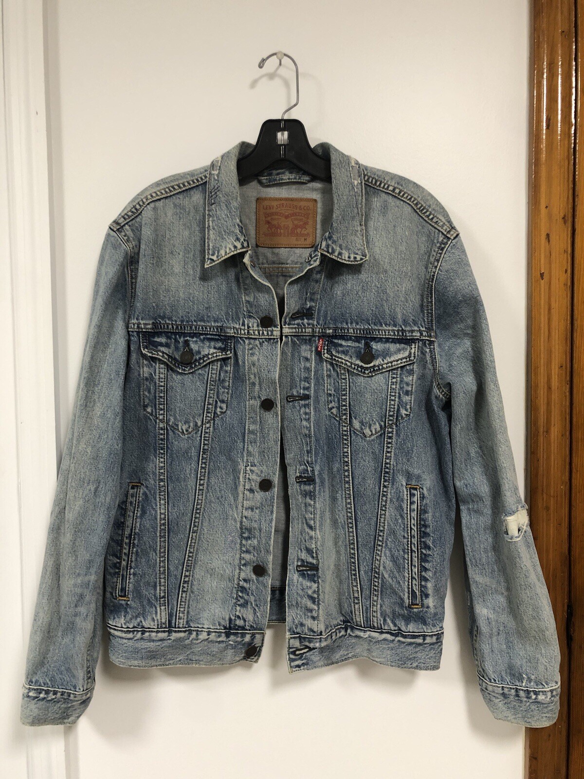 Levi's Men's size Medium denim Jacket color blue