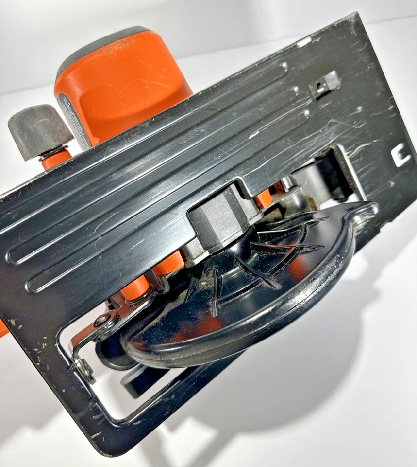 BLACK+DECKER 20V Max* 5-1/2 in. Sierra circular - BDCCS20 (SOLO HERRAMIENTA) Foto 3 de 4