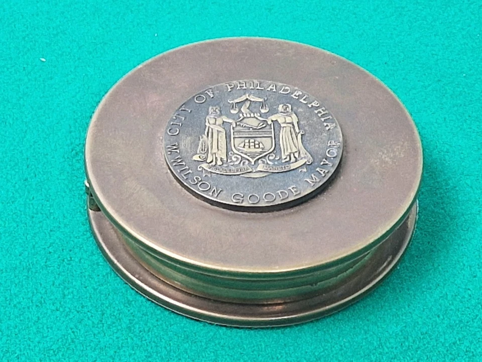 Vintage W Wilson Goode City of Philadelphia Bürgermeister Messing Souvenir Lupe - Bild 3 von 4