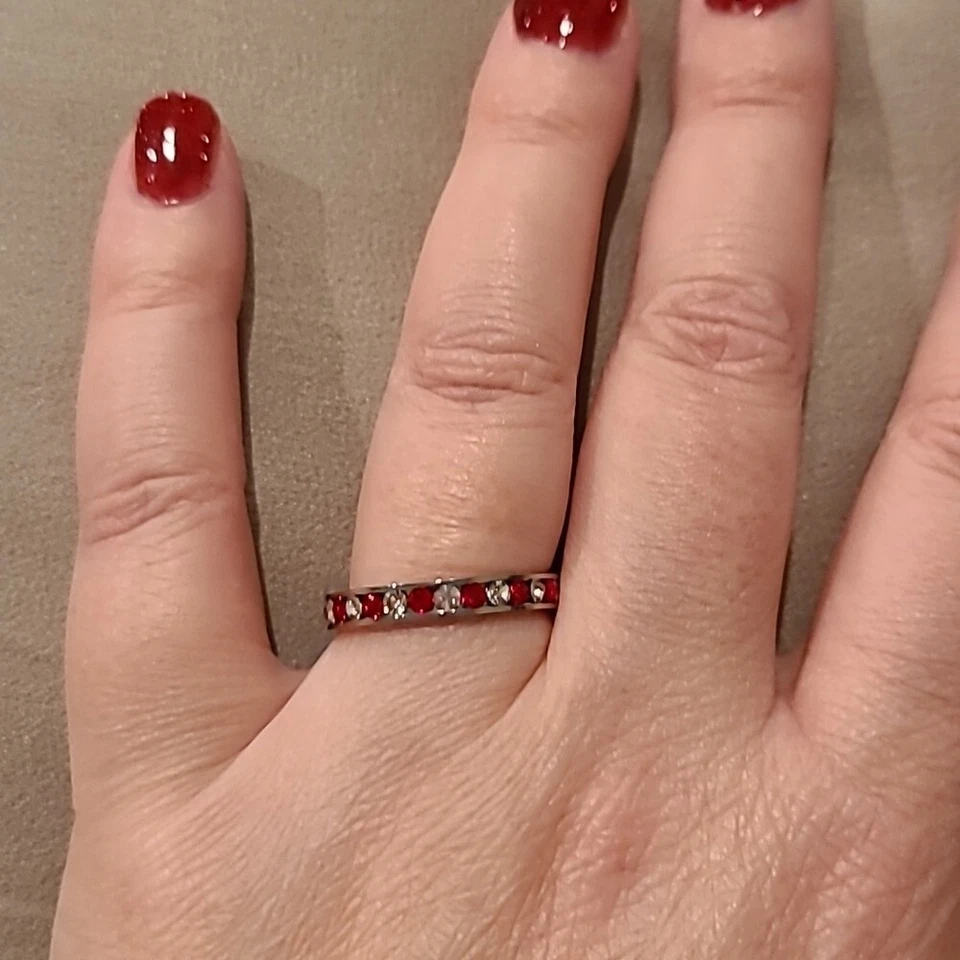 Juego de canales piedras rojas y transparentes circonitas cúbicas acero inoxidable anillo de eternidad Foto 2 de 4