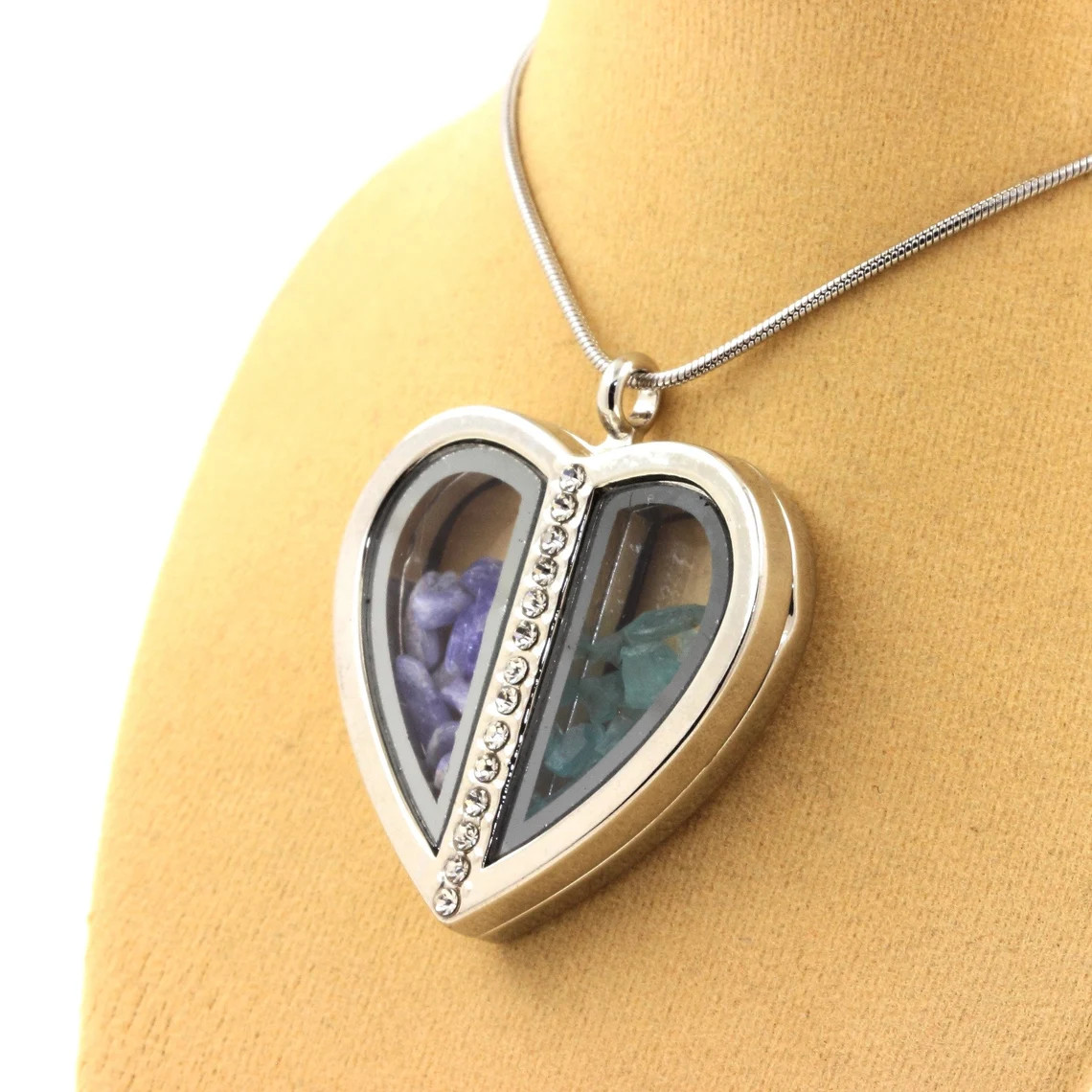 Collier original en tanzanite brute et apatite bleue, le bijou cœur idéal pour sublimer vos tenues d'été