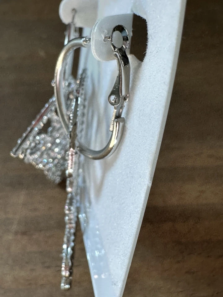 Nuevos Pendientes Colgantes Aro Barbie Script Tono Plata Estrás Foto 3 de 3