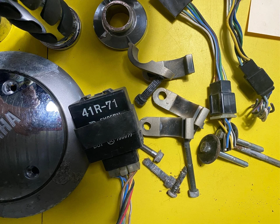 Yamaha Virago 750 XV750 1996 LOTE DE PIEZAS cubiertas soportes de agarre electrónica etc. Foto 2 de 4