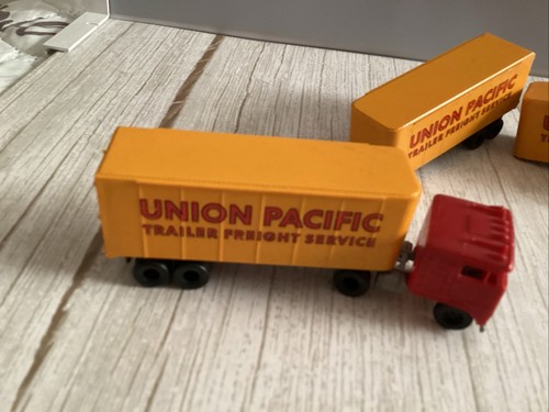 Tyco HO Scale Union Pacific Freight Setvices Trailer Cab And Extra Trailers - Picture 4 of 11