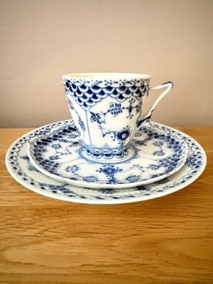 Royal Copenhagen Half Lace Gargoyle Tasse & Untertasse Set 1036 mit weiteren 574 Teller