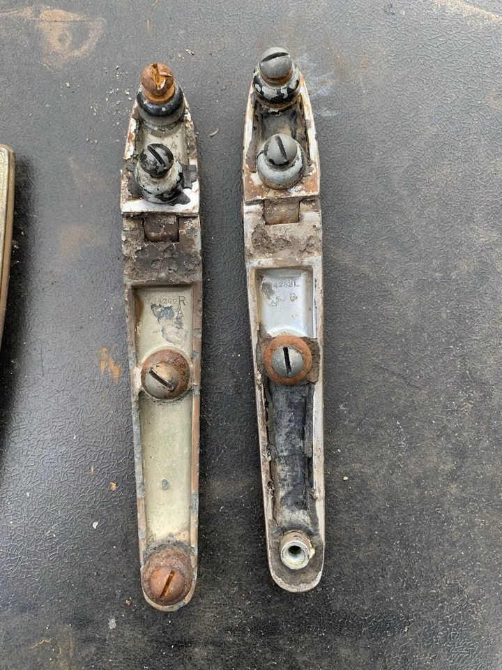 Chevrolet 1938 bisagras de maletero capó adorno emblema trasero herrajes OEM Foto 4 de 4