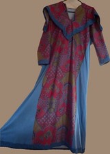 Handgefertigtes ma&szlig;geschneidertes Kleid im syrischen Stil