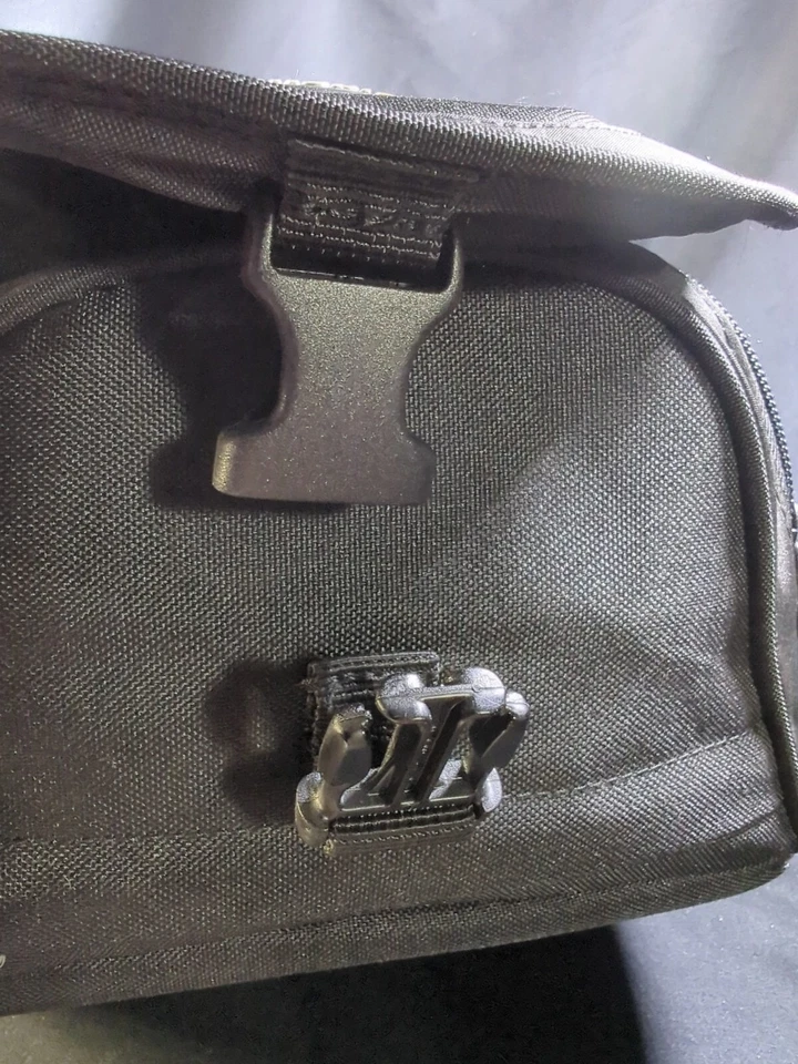 Bolsa para cámara Lowepro Nova 1 AW negra cubierta para lluvia para todo tipo de clima  Foto 2 de 4