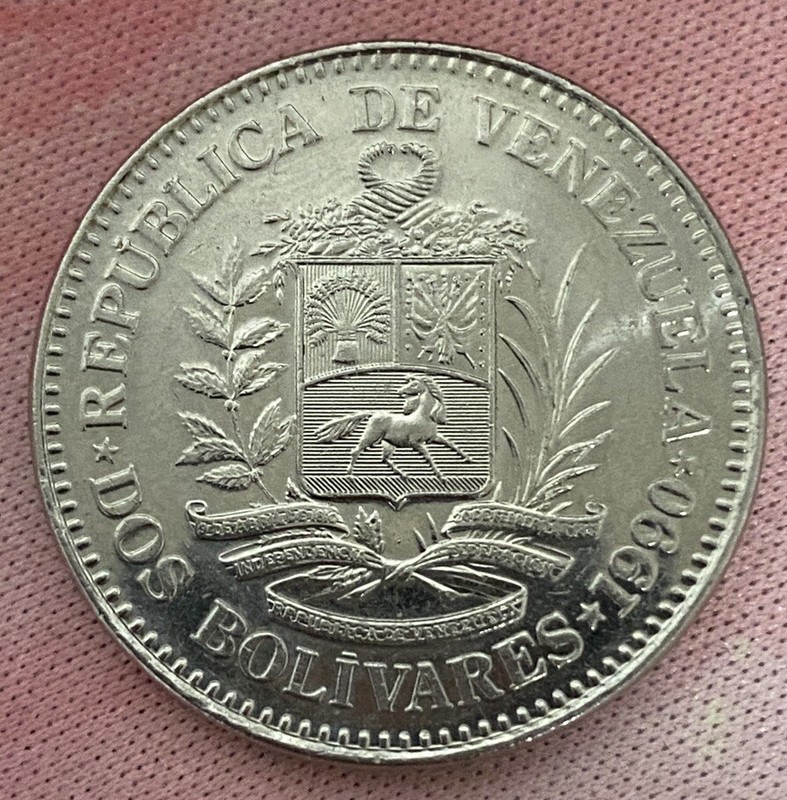 one VENEZUELA 2 DOS BOLIVARES COIN - 1990 - good condition 