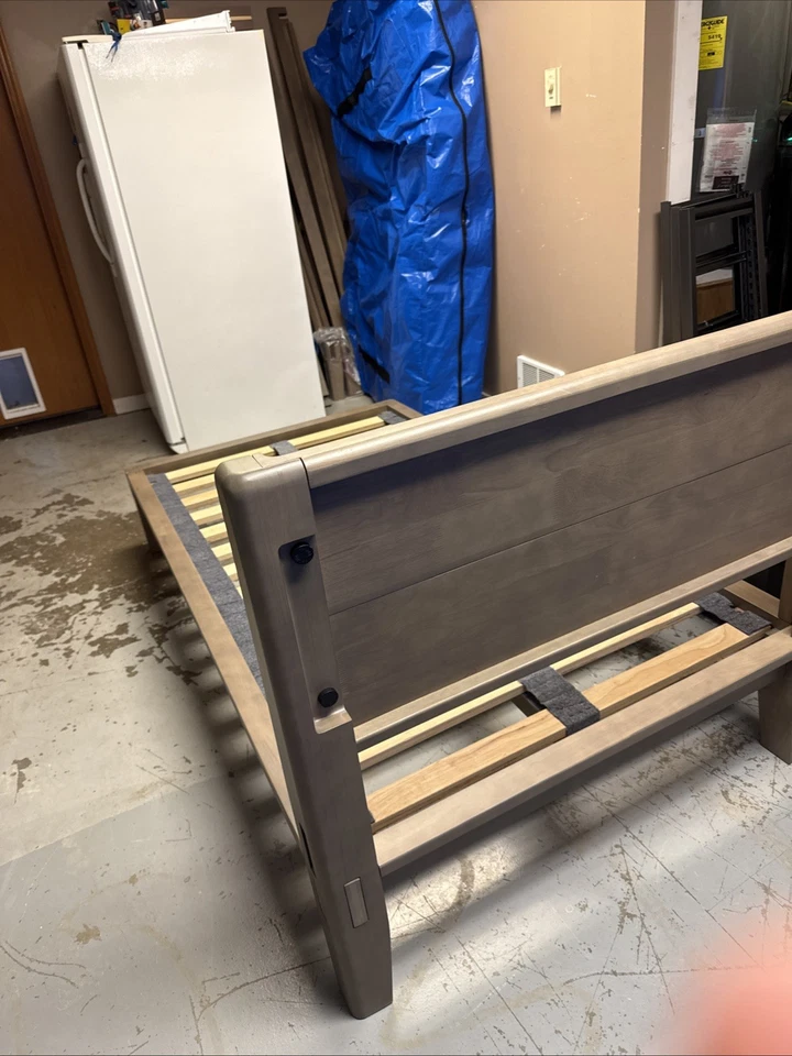 Cama Thuma tamaño completo, color nogal. Foto 3 de 4