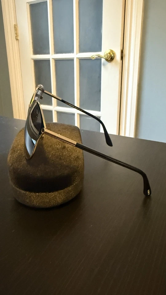 Óculos de sol Tom Ford Penelope armação borboleta, preto e dourado - Imagem 4 de 4