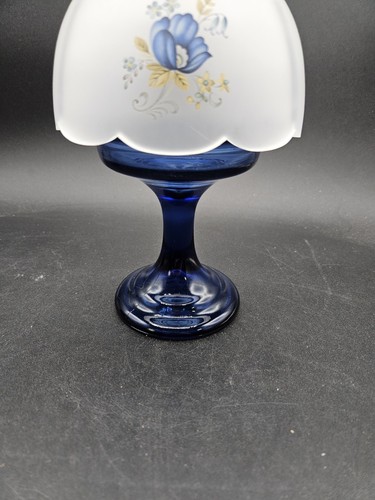 Vintage L.E. Smith Fairy Lamp paralume lampada smerigliato con fiori e piedistallo blu - Foto 3 di 6