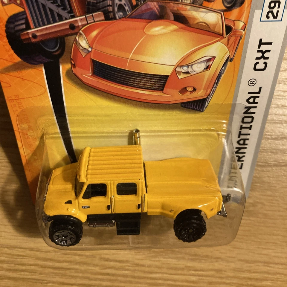 MATCHBOX 2006 #29 YELLOW INTERNATIONAL CXT RARE ERROR NO CHROME BLACK WHEEL - Image 3 of 4
