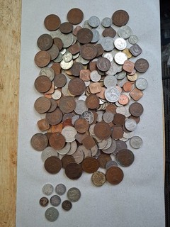 Commonwealth lot of 275 coins (including 7 silver)