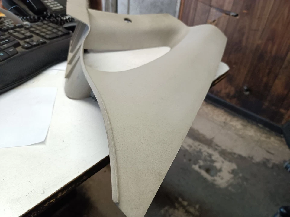 Cubierta de moldura trasera lateral paso derecho L 200 sedán L 200 OEM usada Foto 2 de 4