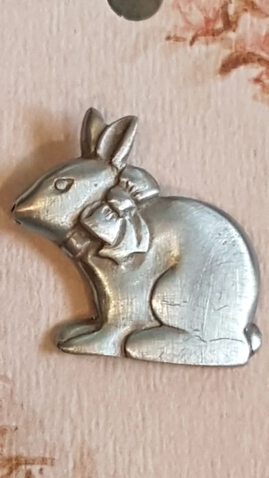 Lindsay Claire Design Fine Pewter Bunny Rabbit Lapel Pinback Pin Collectible Foto 2 de 4
