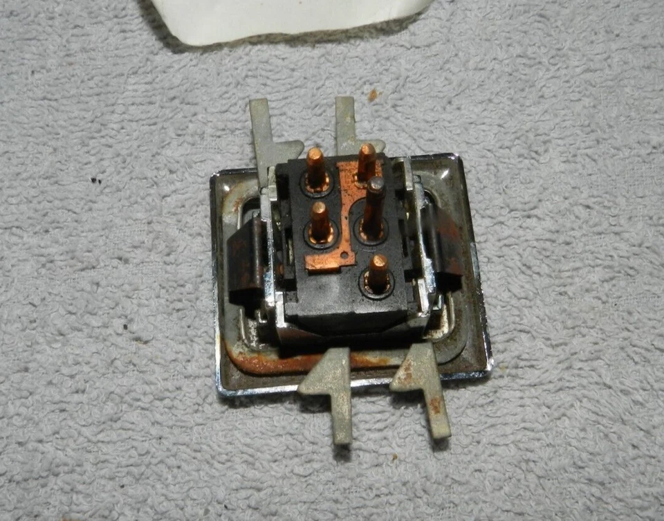 1979 Oldsmobile Cutlass Power interruptor de teto solar - Imagem 4 de 4