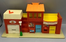 Vintage 1973 Fisher Price Little People Play Family Village Main Street Town