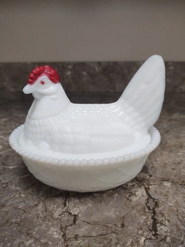 VTG WESTMORELAND WHITE MILK GLASS PAINTED RED COMB HEN ON NEST 5.5" X 4.25"